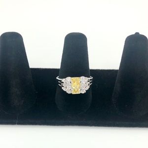 9k White Gold Ring with cubic zirconia gemstones